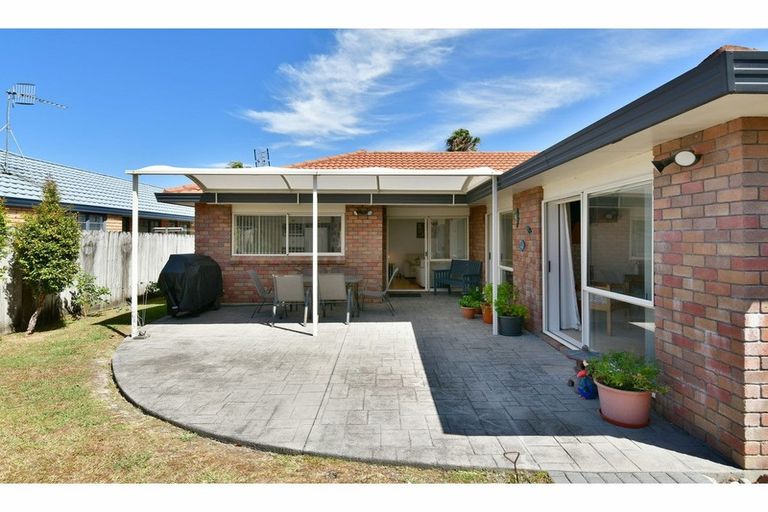 Photo of property in 110 Lakeside Drive, Orewa, 0931