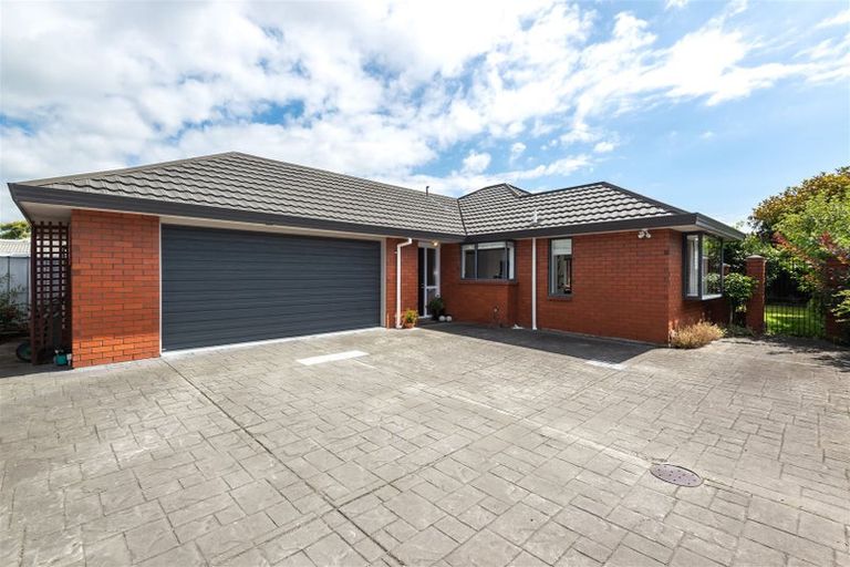 Photo of property in 2/25 Gamblins Road, Saint Martins, Christchurch, 8022