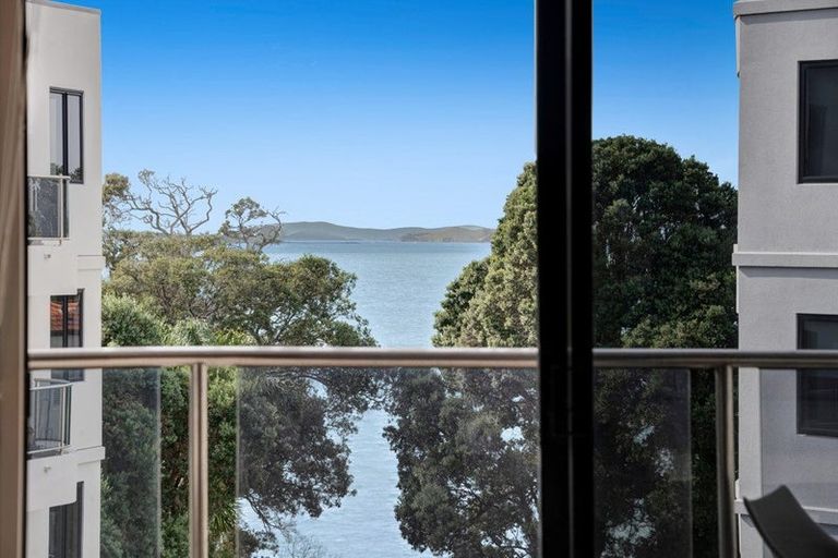 Photo of property in 3a/171 Hurstmere Road, Takapuna, Auckland, 0622