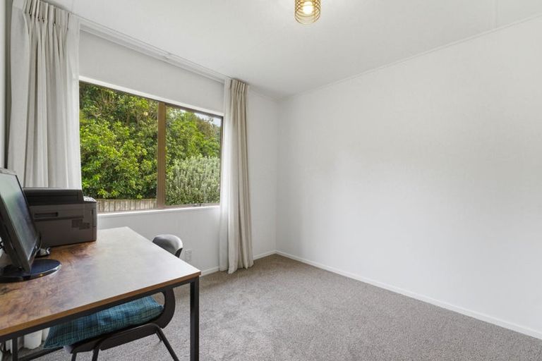 Photo of property in 2/26 Sunward Rise, Glenfield, Auckland, 0629