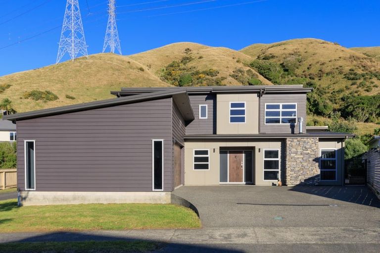 Photo of property in 11 Yarnbrook Grove, Churton Park, Wellington, 6037