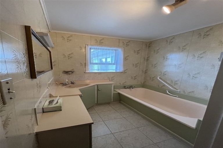 Photo of property in 1 Rewarewa Road, Te Atatu Peninsula, Auckland, 0610