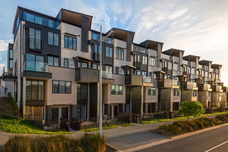 Photo of property in 9/18 Karengo Street, Long Bay, Auckland, 0630