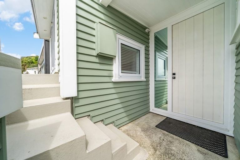 Photo of property in 141 Breaker Bay Road, Breaker Bay, Wellington, 6022