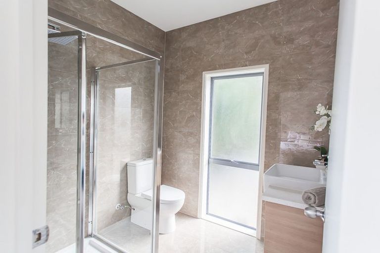 Photo of property in 1b Lynwood Road, New Lynn, Auckland, 0600