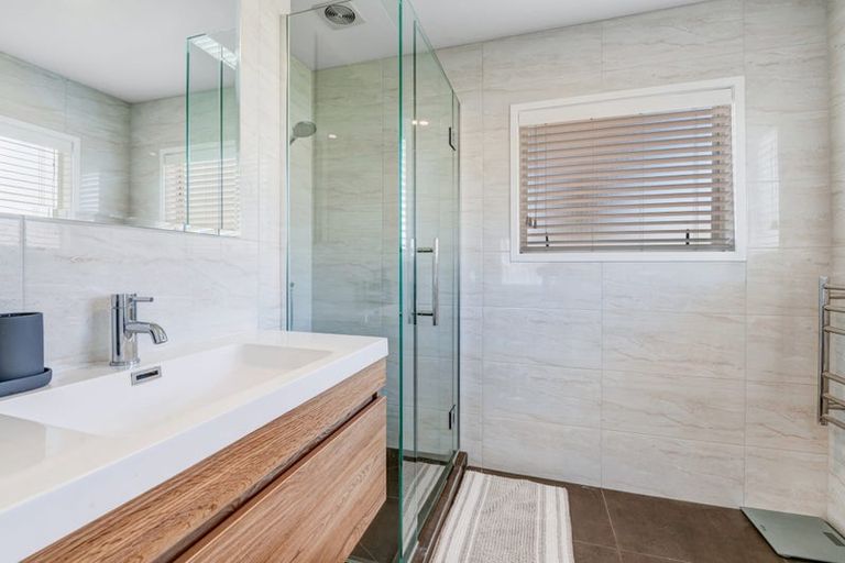 Photo of property in 11 Azure Grove, Unsworth Heights, Auckland, 0632