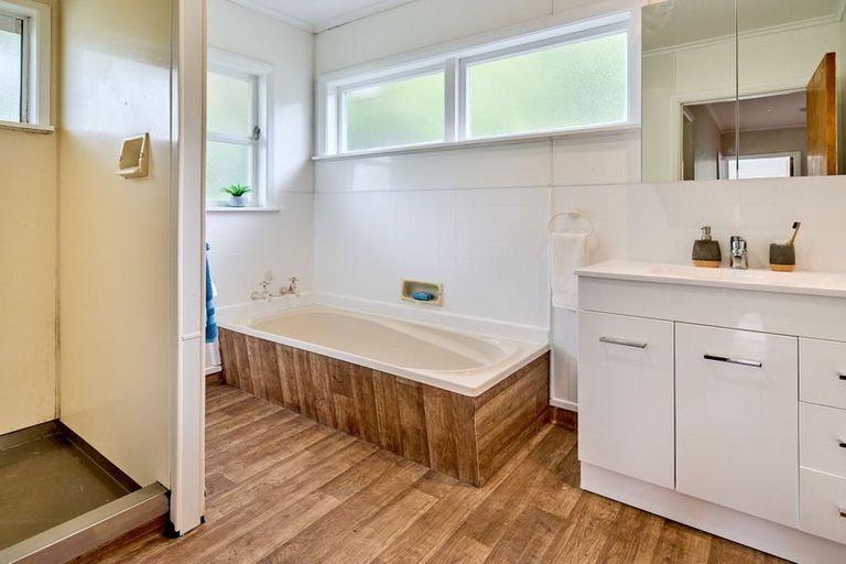 Photo of property in 44 Saint Johns Terrace, Tawa, Wellington, 5028