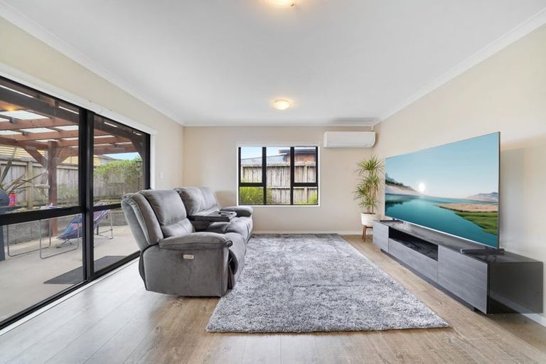 Photo of property in 2 Kirikiri Drive, Papakura, 2110