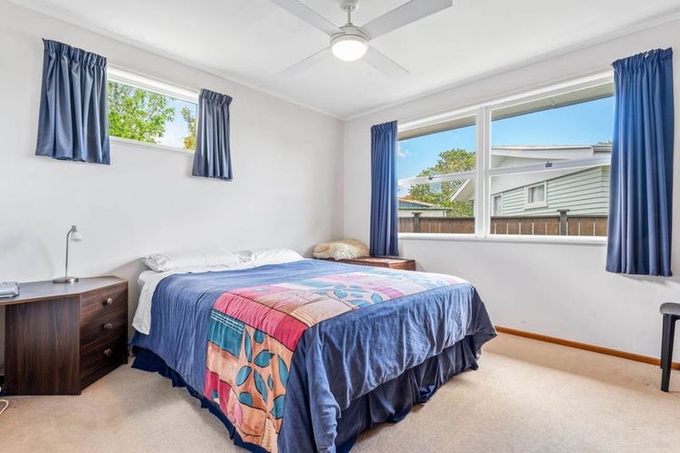 Photo of property in 6 Clinton Avenue, Te Atatu Peninsula, Auckland, 0610