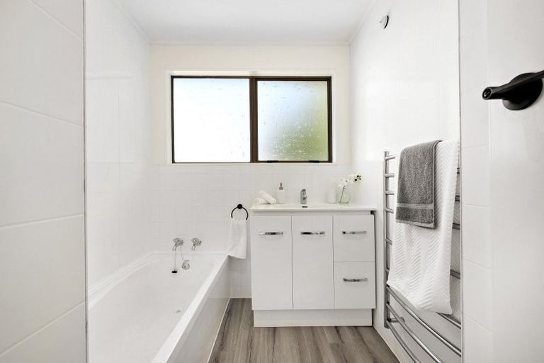 Photo of property in 5 Sasanqua Way, Crofton Downs, Wellington, 6035