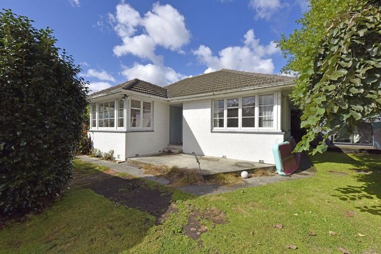 Photo of property in 15 Defoe Place, Waltham, Christchurch, 8023