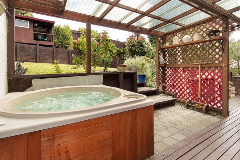 Photo of property in 10 Len Brown Place, Pukekohe, 2120