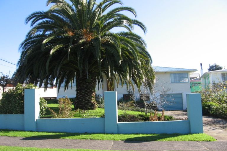 Photo of property in 18 Roberts Road, Te Atatu South, Auckland, 0610