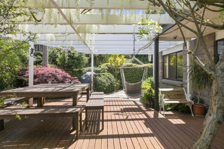 Photo of property in 17 Pokapu Place, Bethlehem, Tauranga, 3110