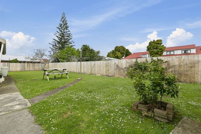 Photo of property in 3154 Great North Road, New Lynn, Auckland, 0600