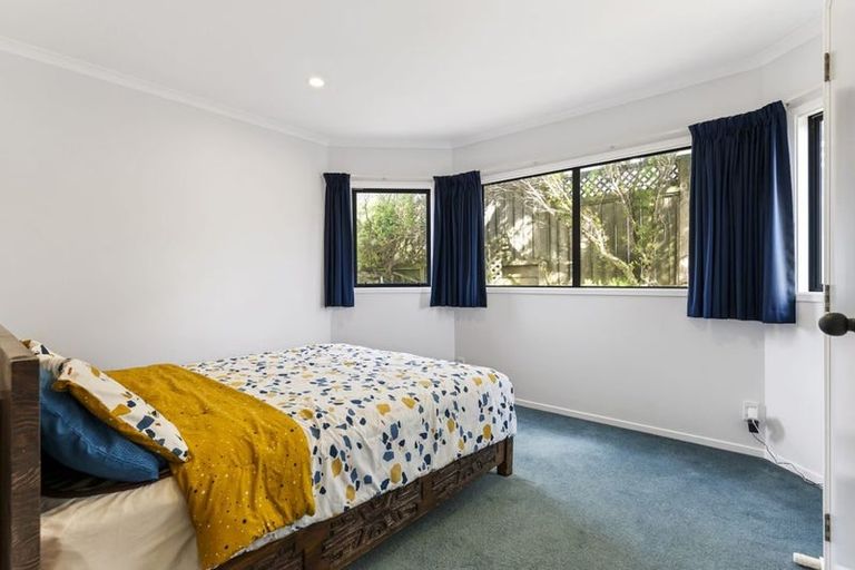 Photo of property in 10 Bennett Grove, Newlands, Wellington, 6037