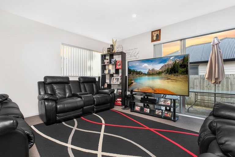 Photo of property in 98 Popokatea Drive, Takanini, 2112