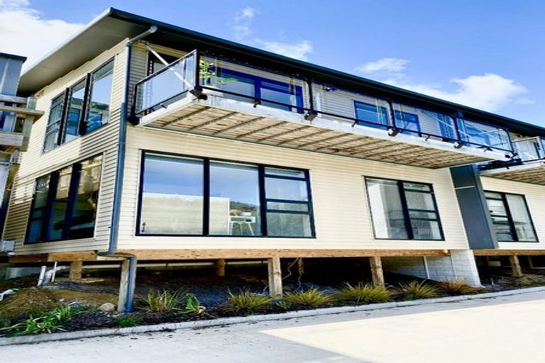 Photo of property in 10 Ara Patukawenga, Tawa, Wellington, 5028