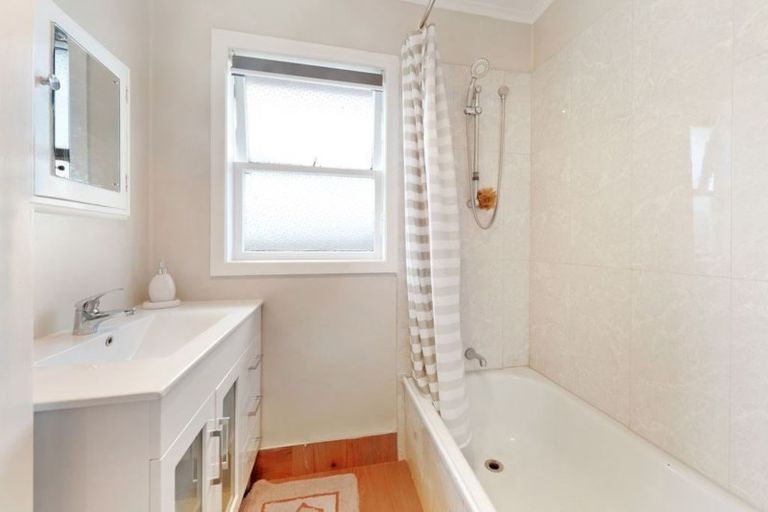 Photo of property in 14 Kohinoor Avenue, Mangere, Auckland, 2022