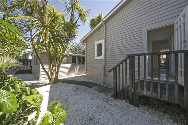 Photo of property in 4 Cleve Road, Green Bay, Auckland, 0604