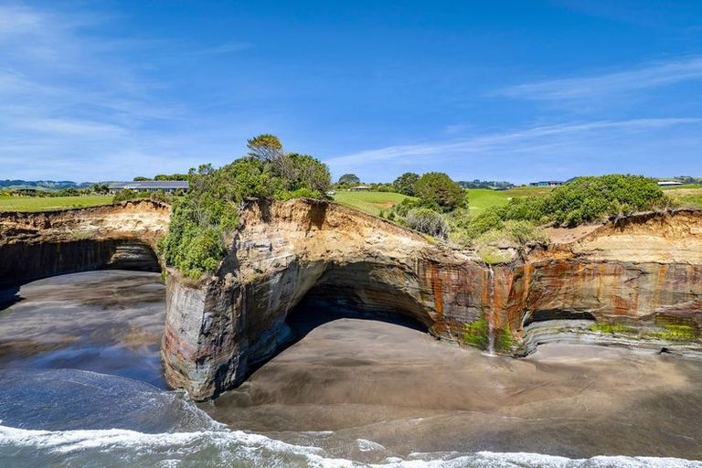 Photo of property in 43 Carrs Road, Urenui, 4377