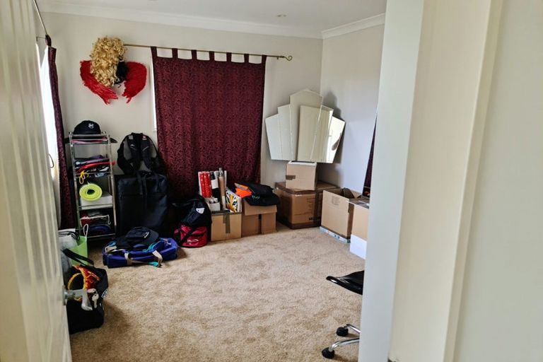 Photo of property in 140 Glanmire Road, Newlands, Wellington, 6037