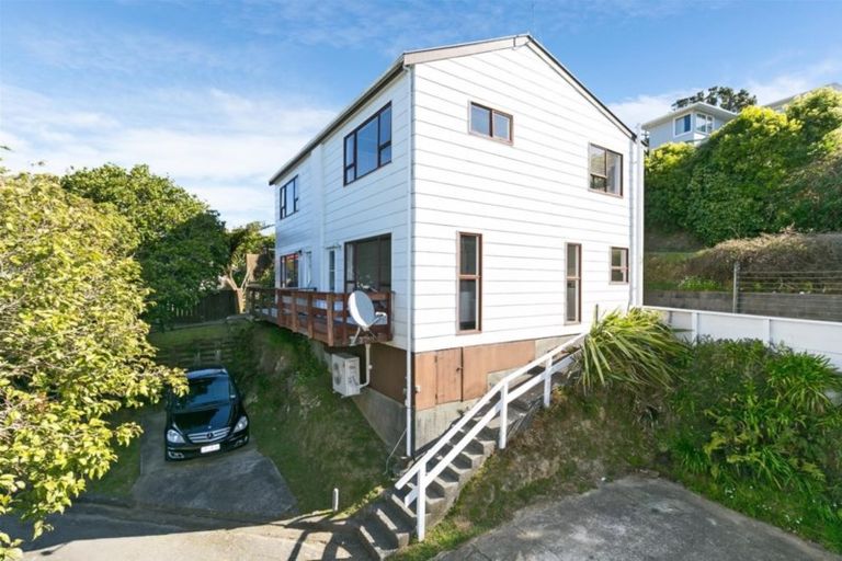 Photo of property in 6a Stella Grove, Newlands, Wellington, 6037