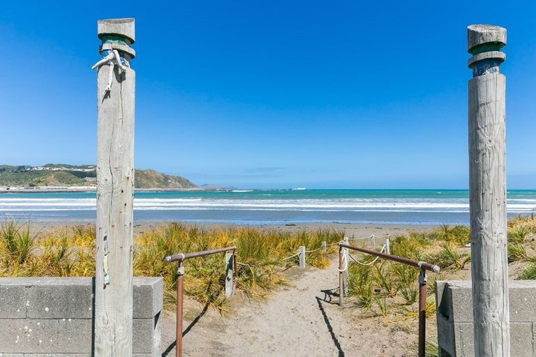Photo of property in 238 Queens Drive, Lyall Bay, Wellington, 6022
