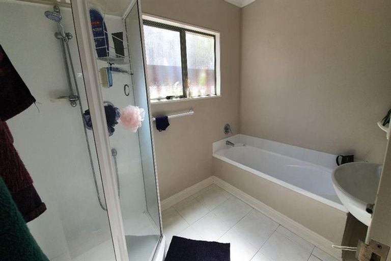 Photo of property in 2/227 Sunset Road, Sunnynook, Auckland, 0632