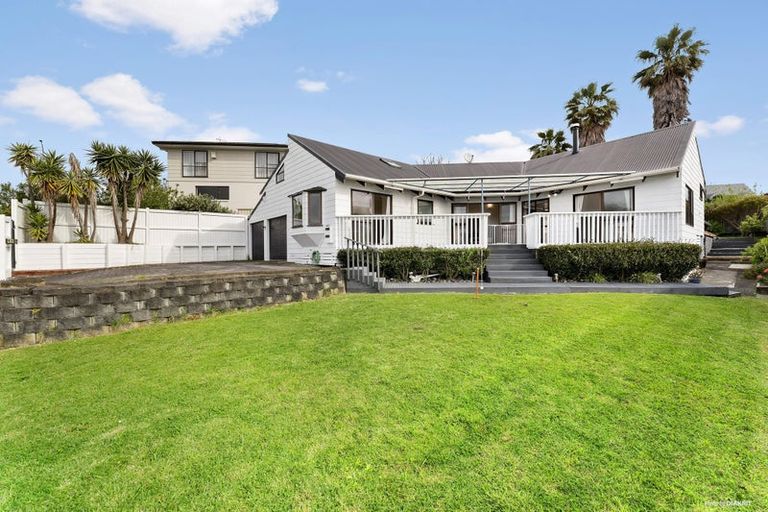 Photo of property in 4 Raphael Place, West Harbour, Auckland, 0618