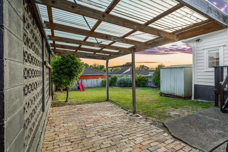 Photo of property in 21 Islington Avenue, New Lynn, Auckland, 0600