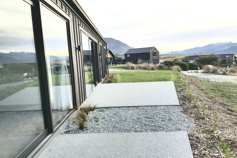 Photo of property in 16 Kinross Lane, Jacks Point, Queenstown, 9371