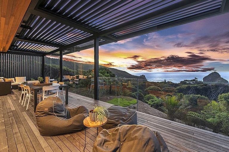 Photo of property in 124a Seaview Road, Piha, New Lynn, 0772