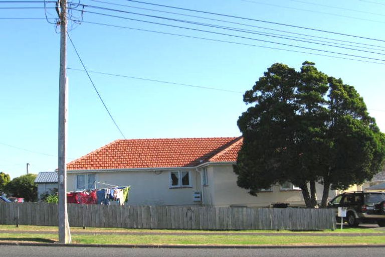 Photo of property in 11 Islington Avenue, New Lynn, Auckland, 0600