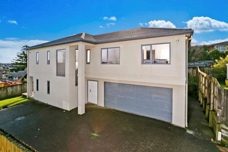 Photo of property in 2/90 Pupuke Road, Hillcrest, Auckland, 0627