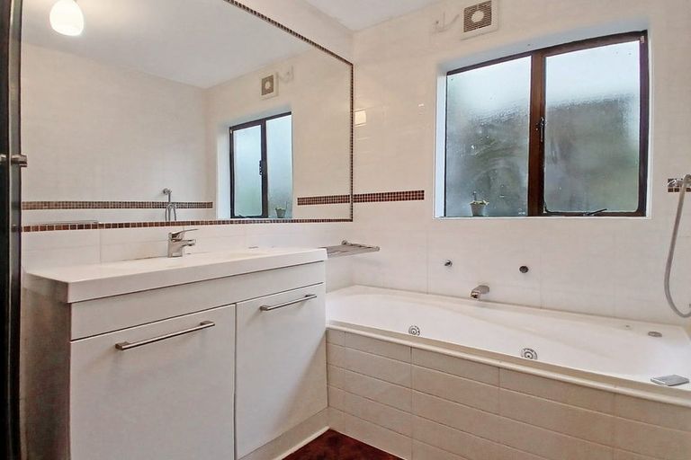 Photo of property in 9 Saddleback Rise, Murrays Bay, Auckland, 0630