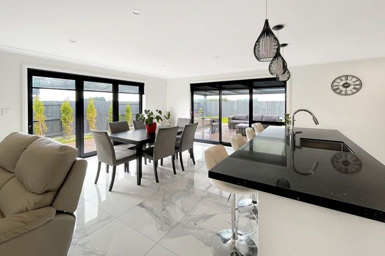 Photo of property in 104 Johnstone Drive, Fitzherbert, Palmerston North, 4410