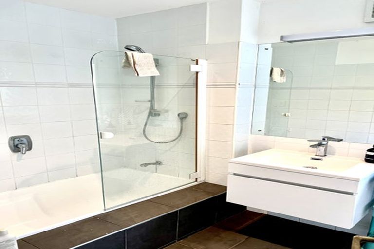 Photo of property in 90 Park Road, Titirangi, Auckland, 0604