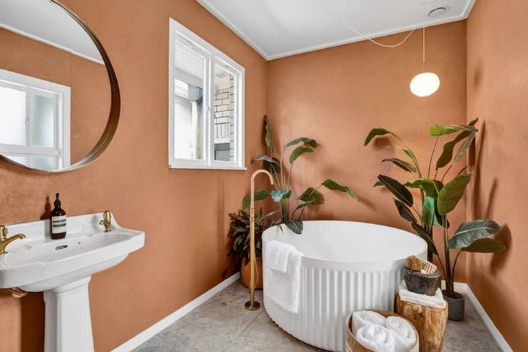 Photo of property in 10 Mangorei Road, Strandon, New Plymouth, 4312