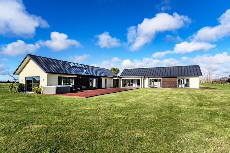 Photo of property in 585 Coutts Island Road, Coutts Island, Christchurch, 7670