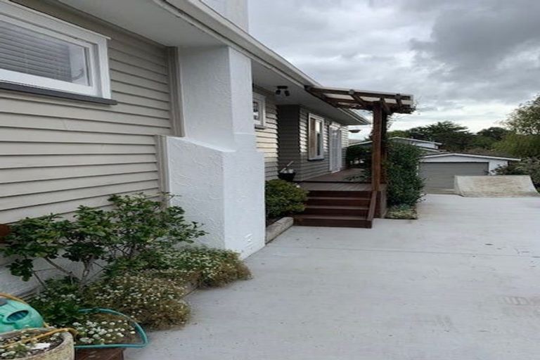 Photo of property in 127 Matipo Road, Te Atatu Peninsula, Auckland, 0610