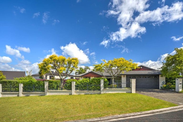 Photo of property in 4 Mahina Place, Te Atatu Peninsula, Auckland, 0610