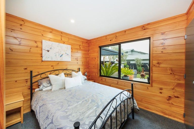 Photo of property in 23 Abby Road, Fitzherbert, Palmerston North, 4410
