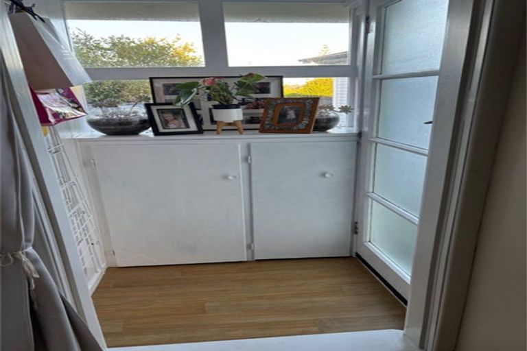 Photo of property in 1/80 Gloria Avenue, Te Atatu Peninsula, Auckland, 0610