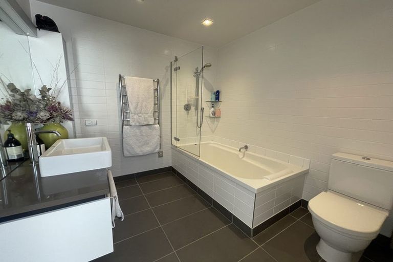 Photo of property in Patent 326 Apartments, 503s/326 Evans Bay Parade, Hataitai, Wellington, 6021