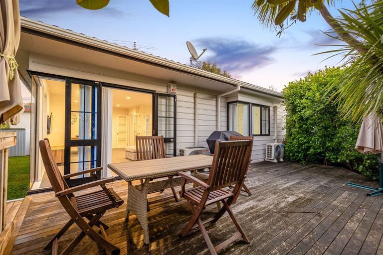 Photo of property in 2/54 Granville Drive, Massey, Auckland, 0614