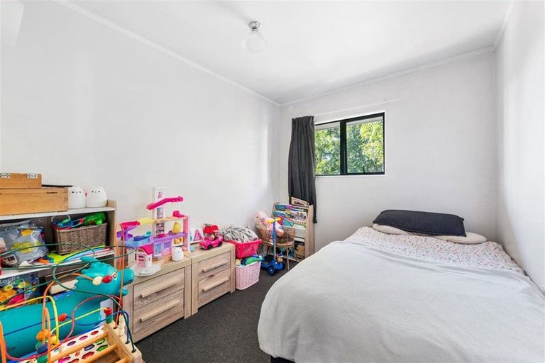 Photo of property in 16 De Val Drive, Titirangi, Auckland, 0604