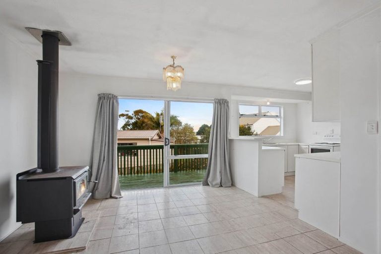 Photo of property in 16 Leaming Place, Clarks Beach, 2122