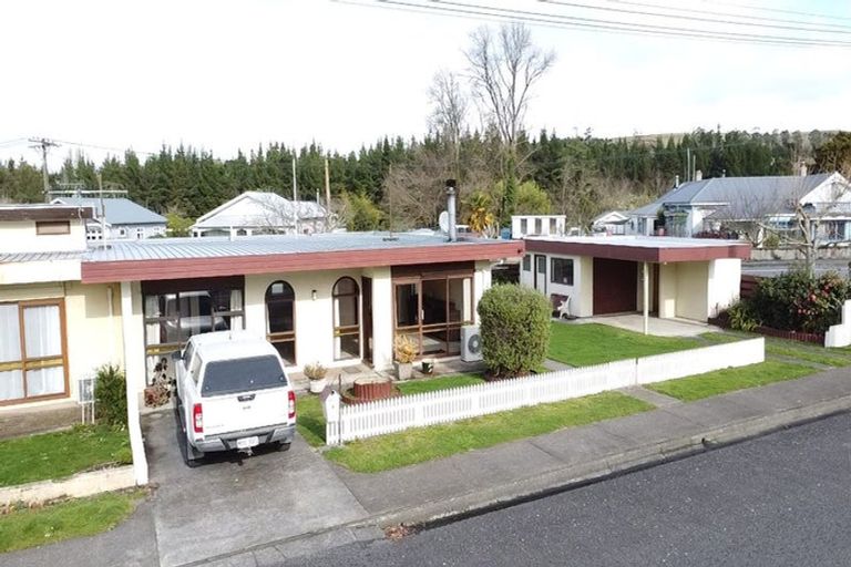 Photo of property in 1 Waverley Street, Waipawa, 4210