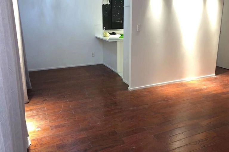 Photo of property in 4/17 Akoranga Drive, Northcote, Auckland, 0627